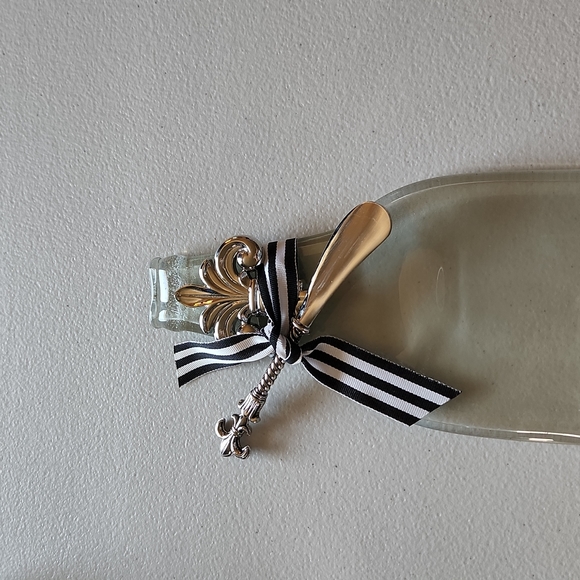 Fluer-de-lis glass Chesse Plate Bottle w/Knife Cheese Board - Picture 3 of 3